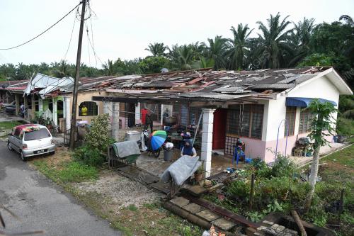 RUMAH ROSAK AKIBAT RIBUT