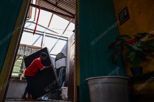 73 RUMAH DIBADAI RIBUT