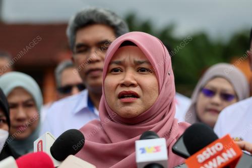FADHLINA SIDEK