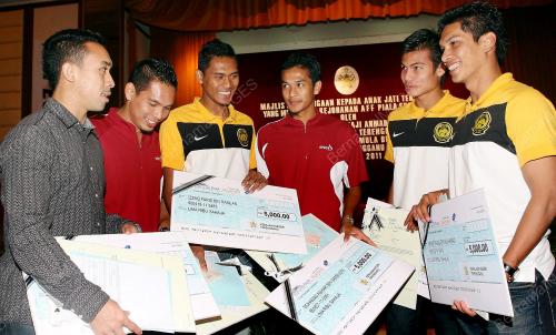 TR04_11012010_ANUGERAH_BOLA