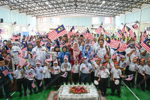 FADHLINA SIDEK