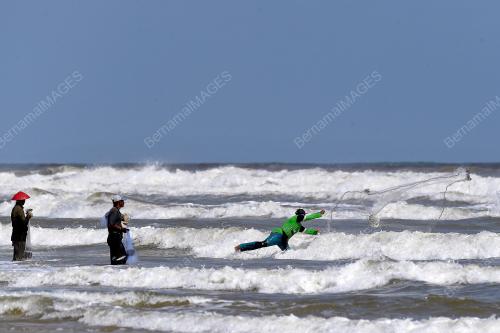 NELAYAN CARI IKAN DI PERSISIR PANTAI