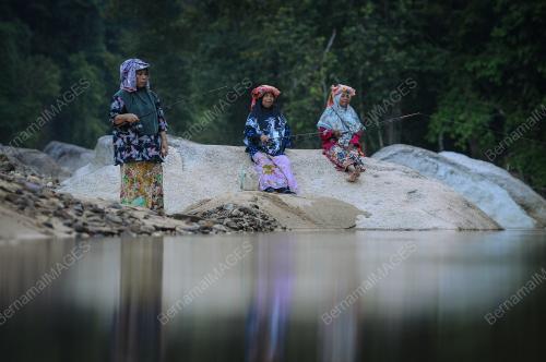 TIGA SAHABAT WARGA EMAS MEMANCING