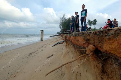 HAKISAN PANTAI PENGKALAN MARAS