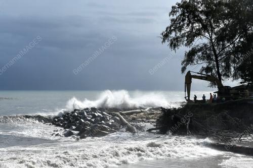 HAKISAN PANTAI KAMPUNG PENGKALAN MARAS