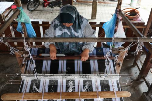 TENUN SONGKET DENGAN 'MATA HATI'