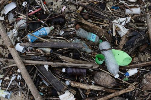 SAMPAH TERDAMPAR DI PANTAI
