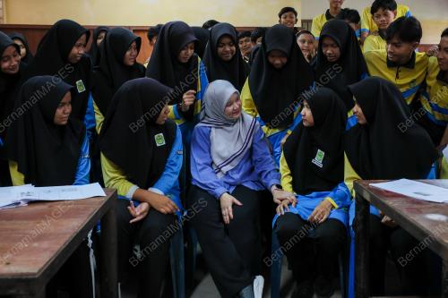 FADHLINA SIDEK