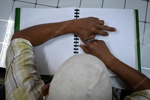 GOLONGAN BUTA YANG CELIK AL-QURAN