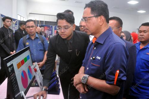 DATUK SERI DR ZAINI UJANG