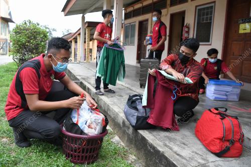 PELAJAR TINGKATAN LIMA MASUK ASRAMA