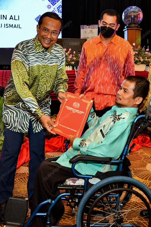 DATUK SERI DR AHMAD SAMSURI MOKHTAR