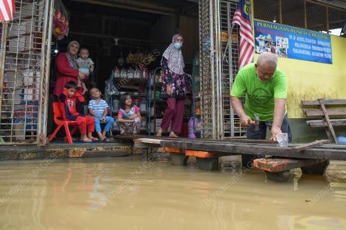 BANJIR DI KEMAMAN
