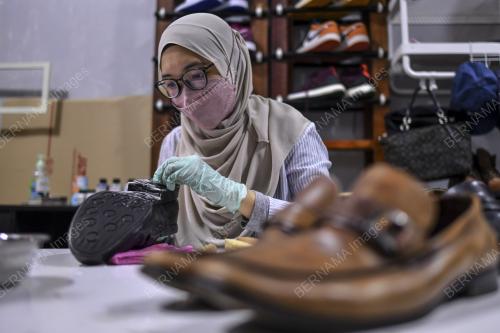 PERKHIDMATAN MENCUCI KASUT DAN BEG TANGAN