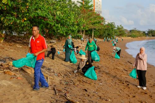 KUTIP SAMPAH PANTAI