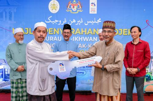 PENYERAHAN SURAU AL-IKHWAN