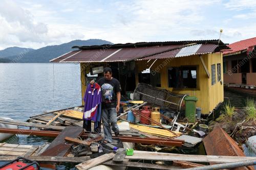 KELUARGA TINGGAL DALAM RUMAH BOT