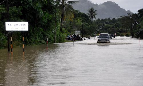 TR04_26112017_JALAN_DINAIKI_BANJIR