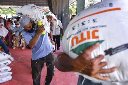 BANTUAN BAJA PERTANIAN KEPADA PEKEBUN KECIL