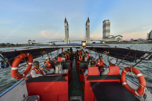 BERBUKA PUASA DI ATAS PAYANG WATER TAXI