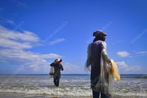 MENJALA IKAN