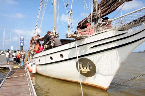 PERAHU BESAR NAGA PELANGI II