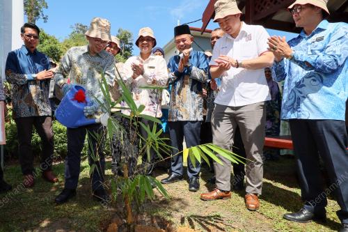 DATUK CHAN FOONG HIN