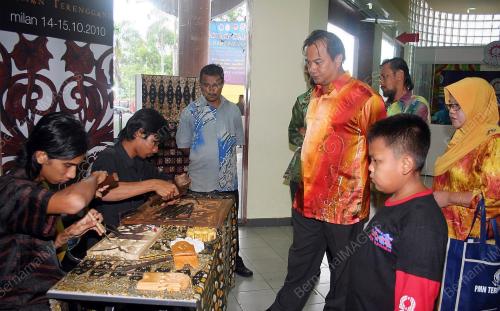 PAMERAN UKIRAN KAYU