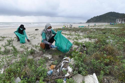 GENG PLASTIK IJA KUTIP SAMPAH PANTAI