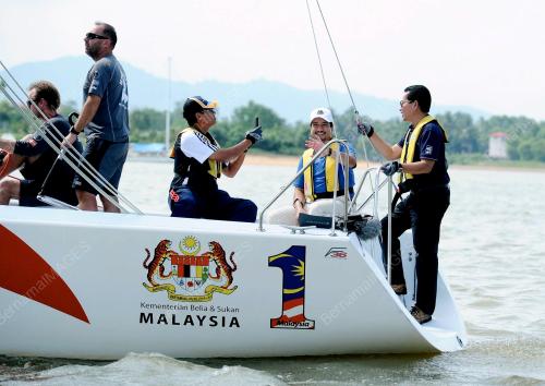 TR05_03122012_PIALA_CORONATION