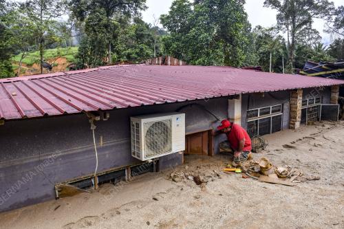 RUMAH DITELAN LUMPUR