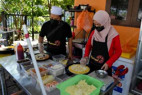 PIZA DURIAN DAN DAGING SALAI