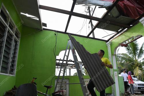 RUMAH ROSAK AKIBAT RIBUT