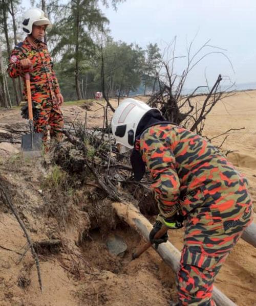 BOMBA SELAMATKAN PENYU TERPERANGKAP