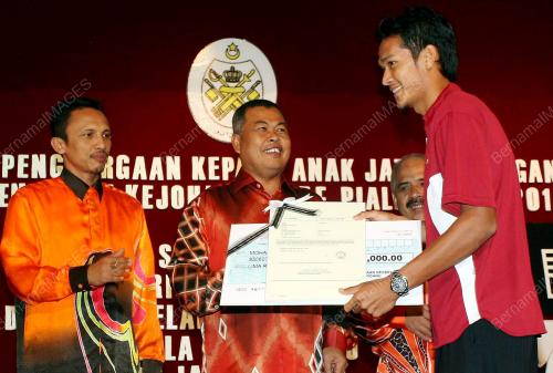 TR05_11012010_ANUGERAH_BOLA