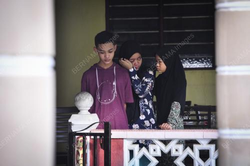 AHLI KELUARGA KEMALANGAN MAUT