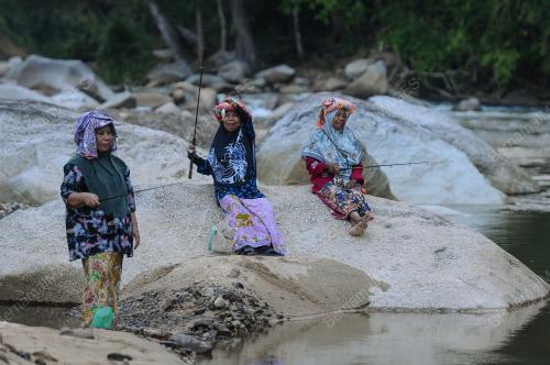 TIGA SAHABAT WARGA EMAS MEMANCING