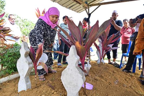 KEBUMI DUA BERADIK LEMAS