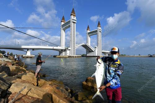MEMANCING IKAN