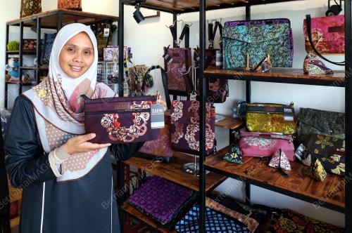 OKU HASILKAN PRODUK BATIK