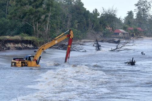 HAKISAN PANTAI KAMPUNG PENGKALAN MARAS