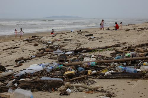 SAMPAH TERDAMPAR DI PANTAI
