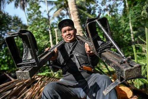 PANJAT POKOK KELAPA GUNA BERUK BESI