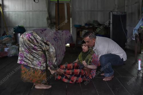 SUAMI ISTERI CEKAL MENJAGA TIGA ANAK OKU