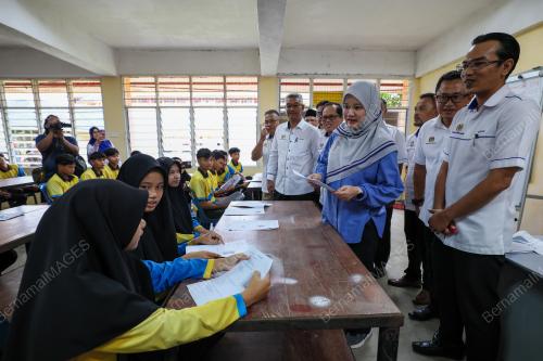 FADHLINA SIDEK