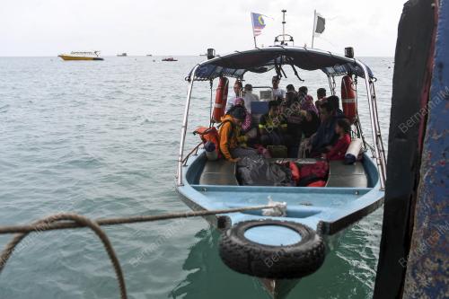 PENDUDUK KAMPUNG REDAH OMBAK DEMI BARANG KEPERLUAN