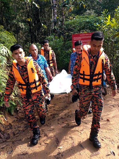 REMAJA LEMAS DI LATA KOLAM AIR DERU ECOPARK