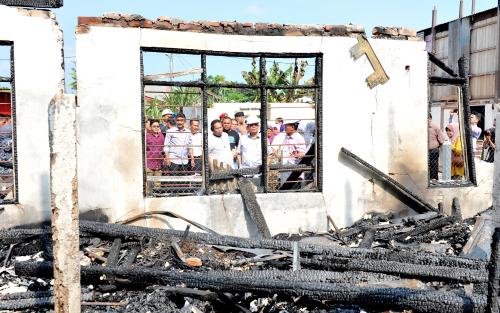 TR05_18082015_RUMAH_TERBAKAR