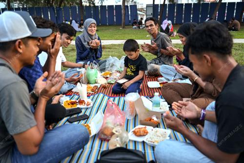 BERBUKA PUASA 1 RAMADAN