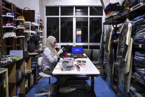 PERKHIDMATAN MENCUCI KASUT DAN BEG TANGAN